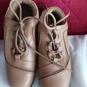Ladies Size 7W Lace-up Mushroom Shoes, Camel Color NWOT